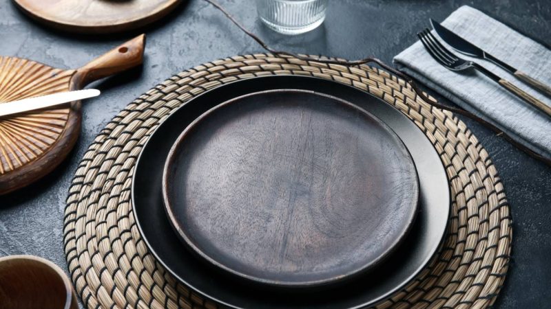 Comment bien choisir votre assiette plate selon la taille de votre table et vos convives