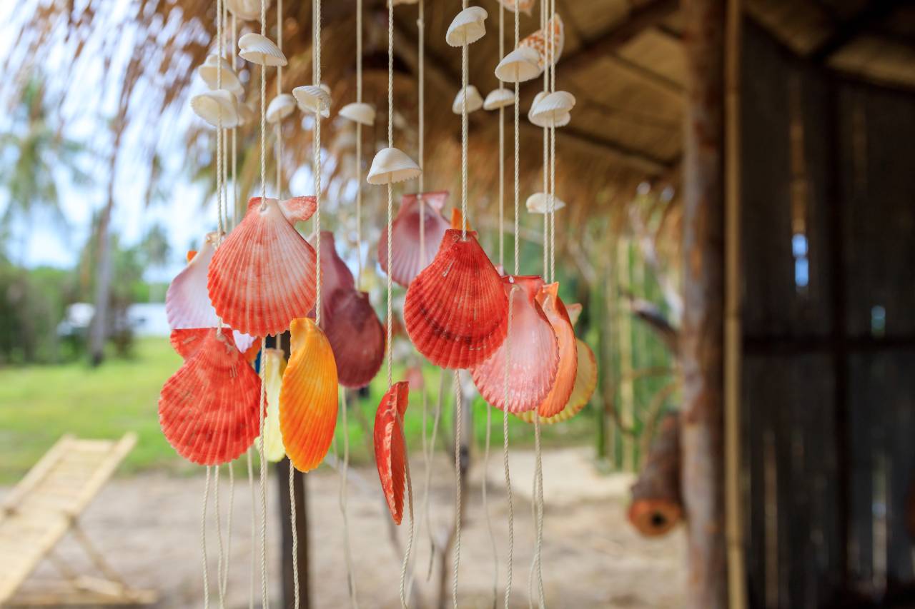 Comment un carillon coquillages recrée une ambiance bord de mer chez vous