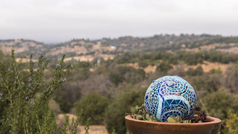 Oubliez les décorations classiques : cette boule mosaïque donne instantanément du caractère à un massif ou une allée