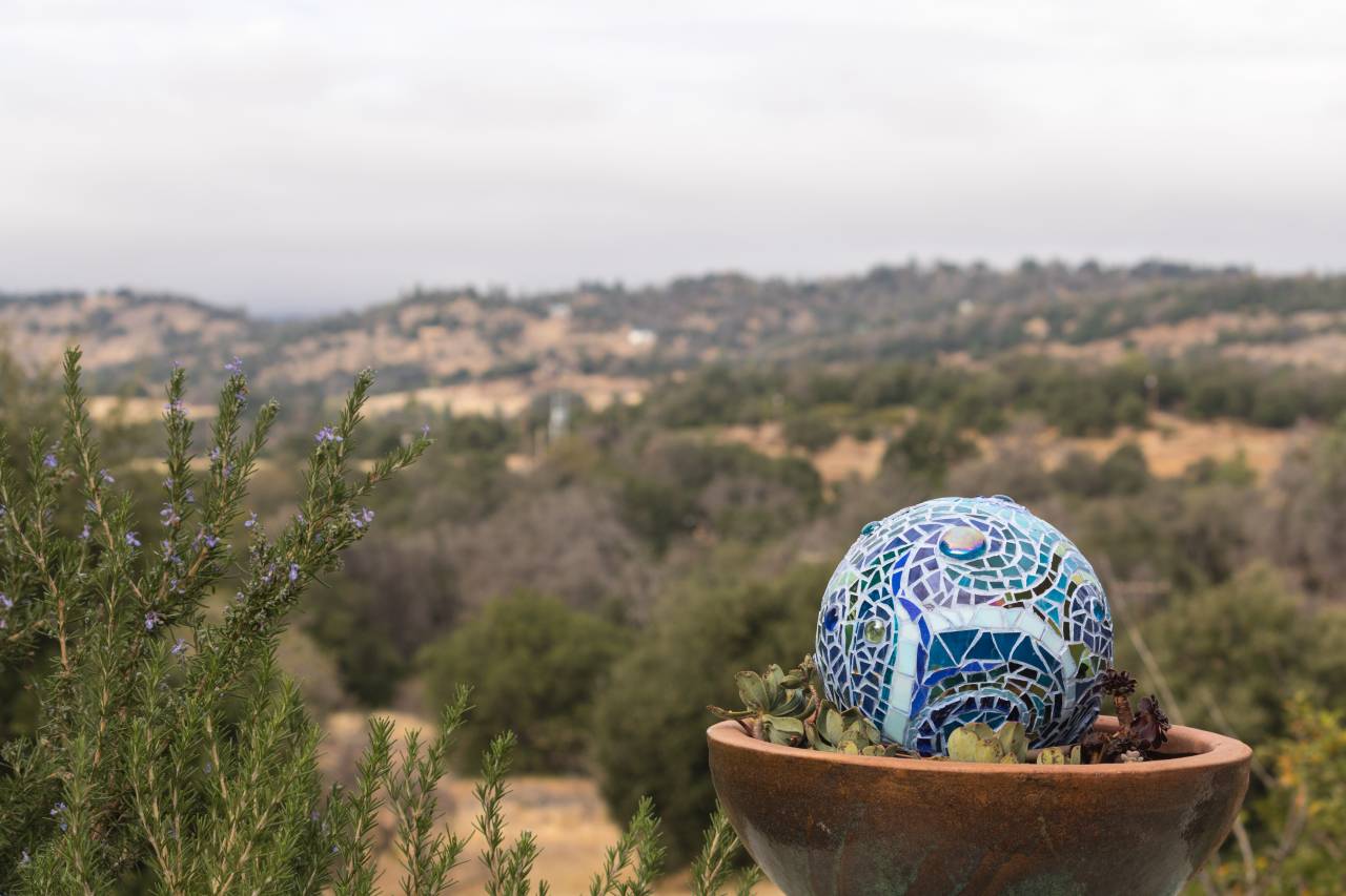 Oubliez les décorations classiques : cette boule mosaïque donne instantanément du caractère à un massif ou une allée