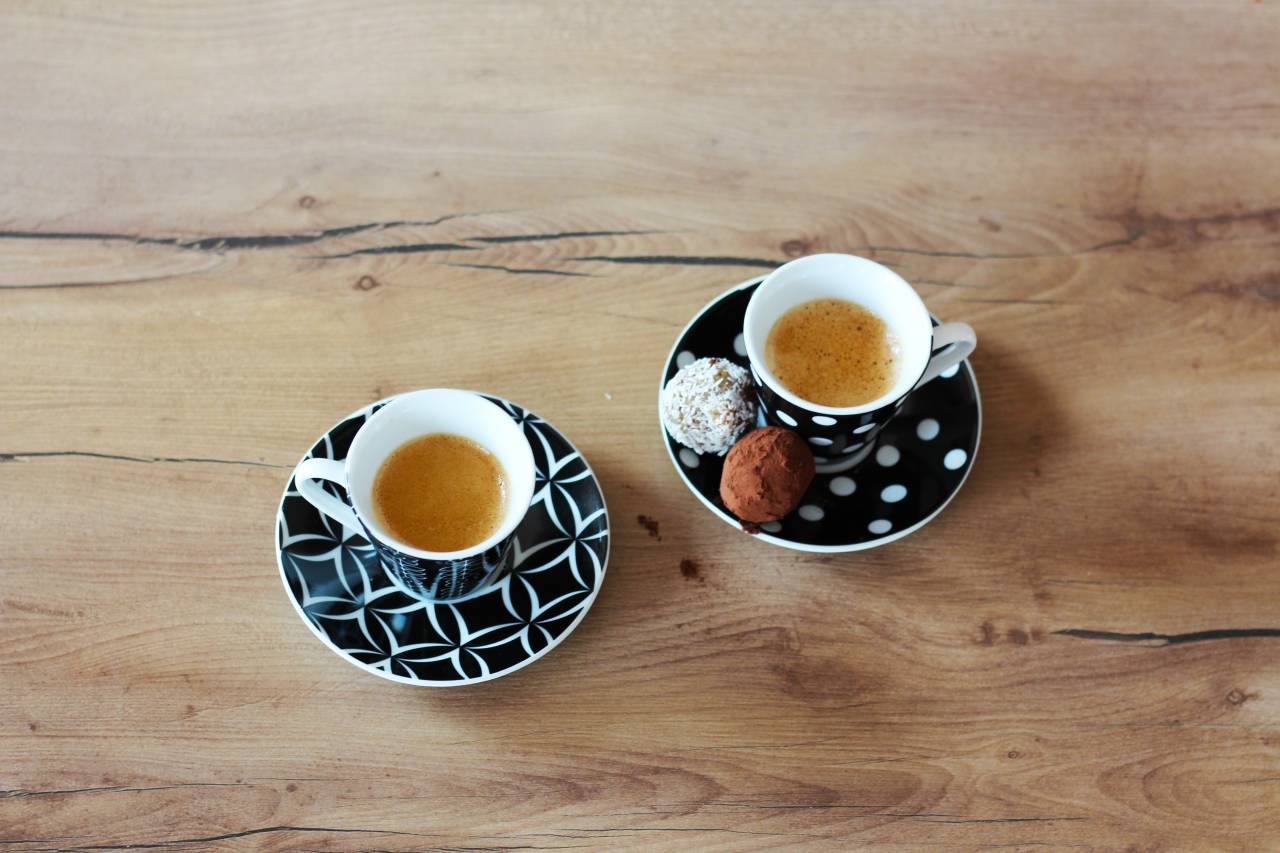 Tasses et soucoupes assorties : pourquoi ce détail change tout à votre table