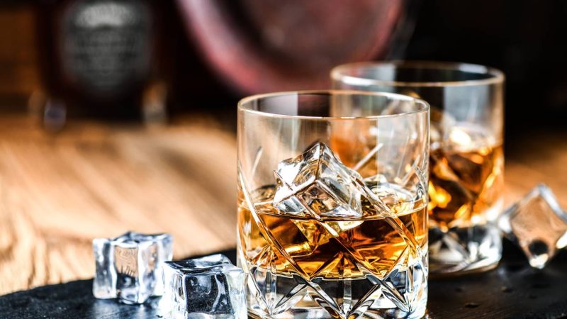 Pourquoi la forme du verre à whisky change vraiment la dégustation de vos digestifs