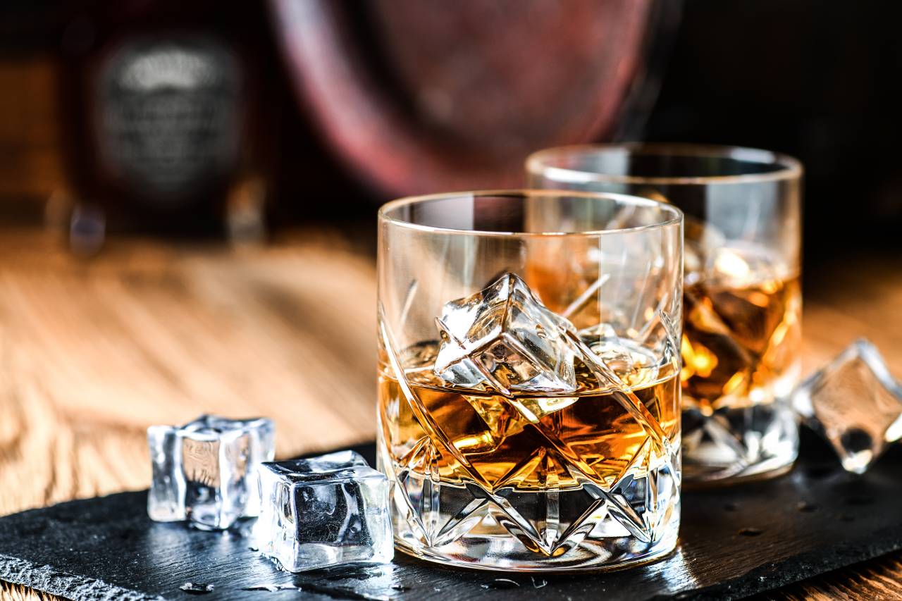 Pourquoi la forme du verre à whisky change vraiment la dégustation de vos digestifs